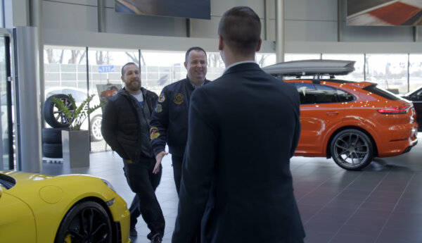 Czerwona "911" Turbo S, wgniecione Grande Punto i używana G-klasa jak z salonu